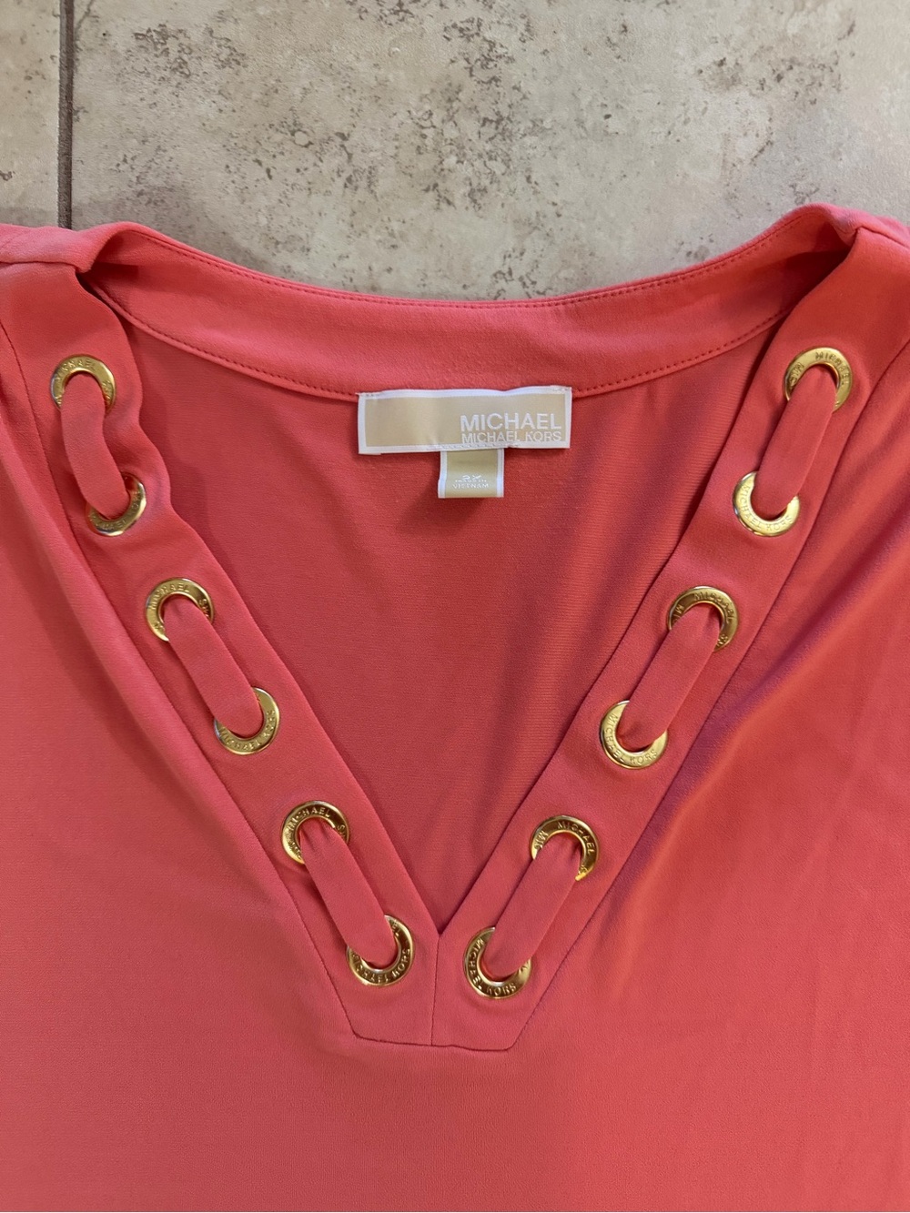 Michael Kors Coral Grommet V-Neck Top Size 2X - Picture 3 of 6